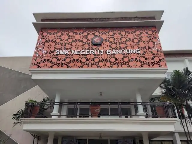 Fasad gedung utama SMK Negeri 13 Bandung
