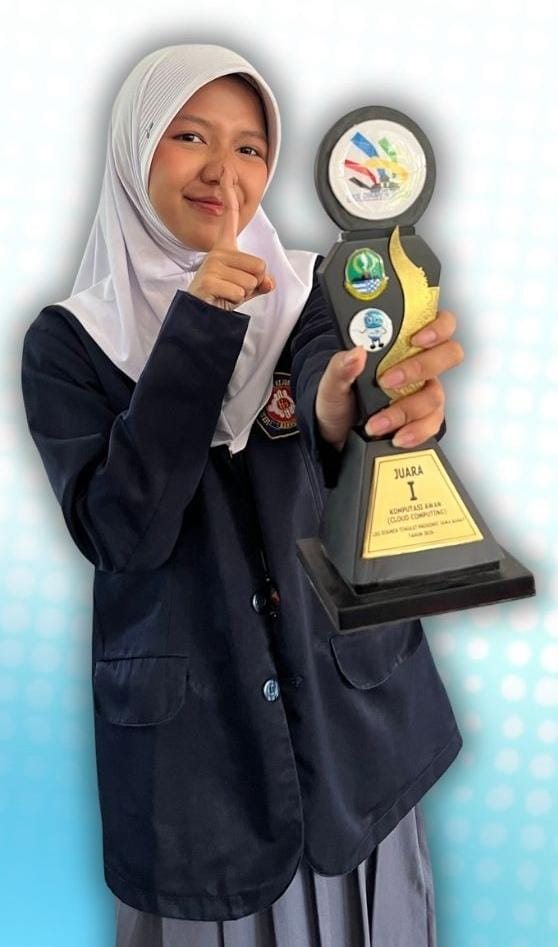 Adelya Fauzi Alfian memegang piala Juara I Komputasi Awan (Cloud Computing)