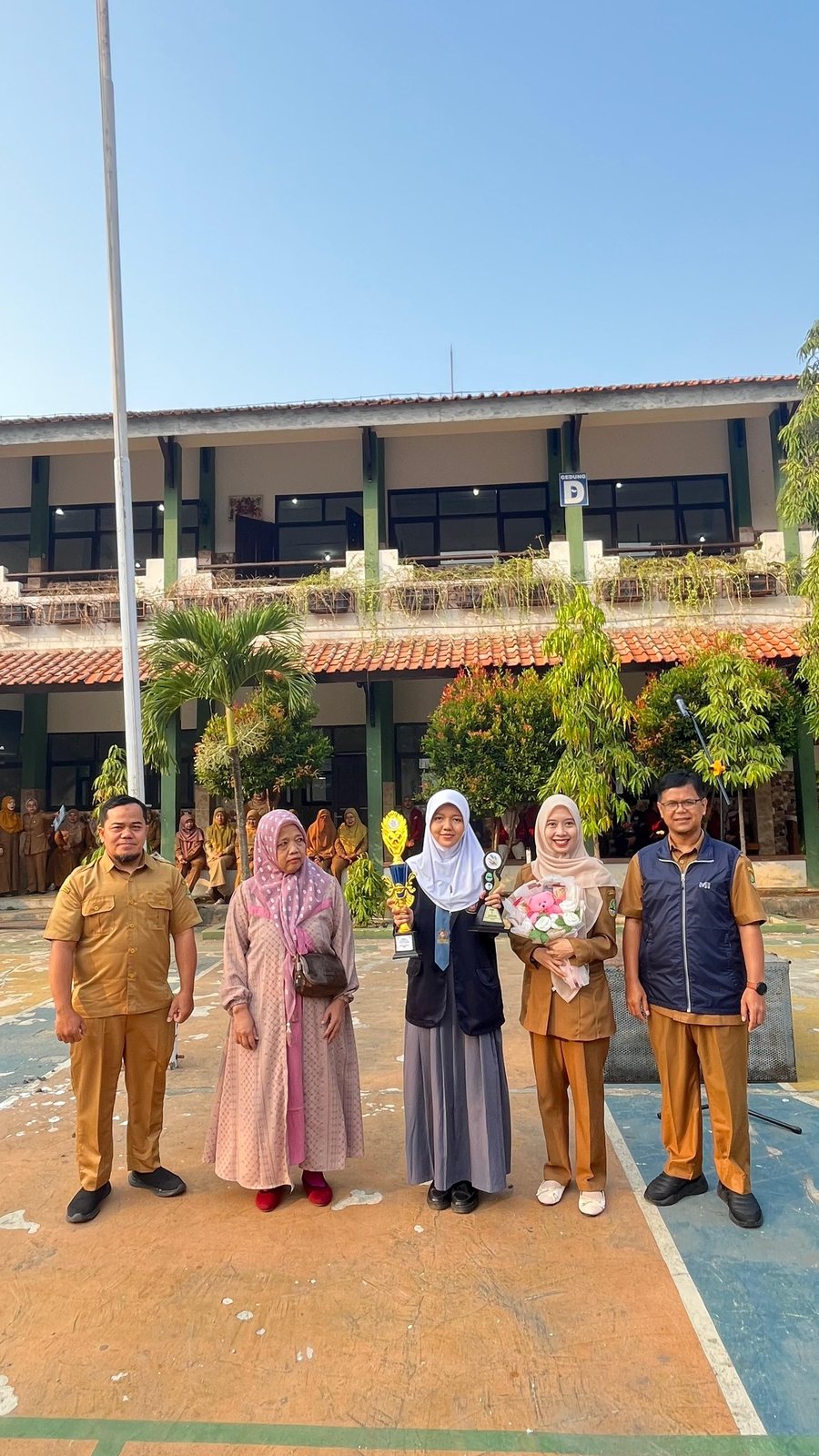 Adelya Fauzi Alfian bersama pimpinan sekolah dan guru pembimbing seusai penyerahan piala