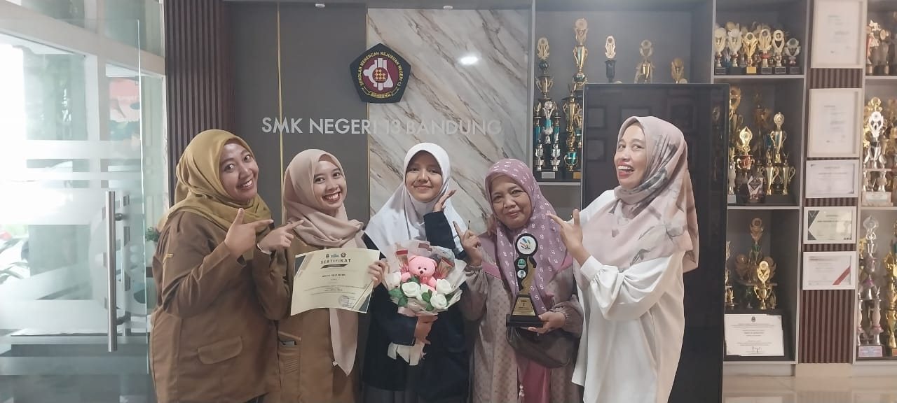 Adelya bersama para guru pembimbing di depan lemari piala SMK Negeri 13 Bandung