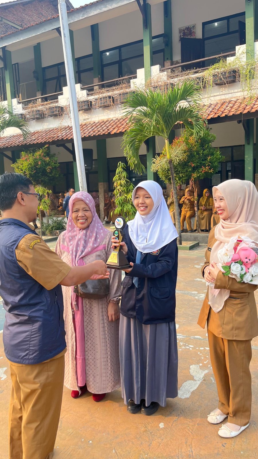 Penyerahan piala kepada Adelya Fauzi Alfian pada upacara di SMK Negeri 13 Bandung
