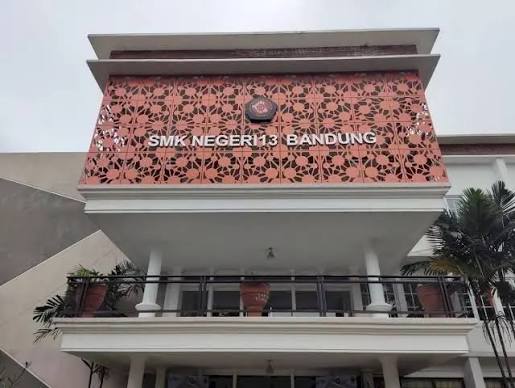 Tampak depan gedung SMK Negeri 13 Bandung