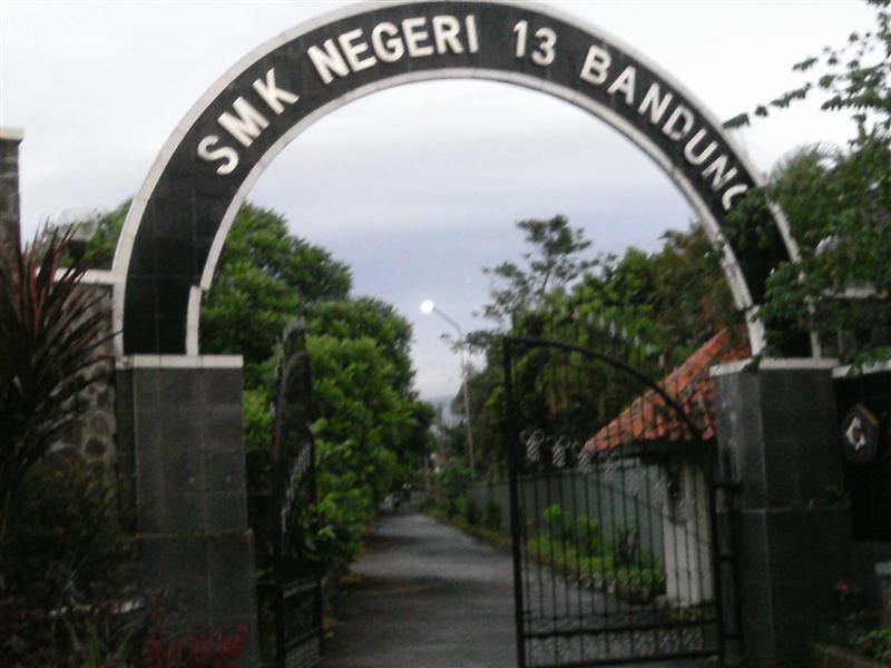 Gapura dan gerbang masuk SMK Negeri 13 Bandung
