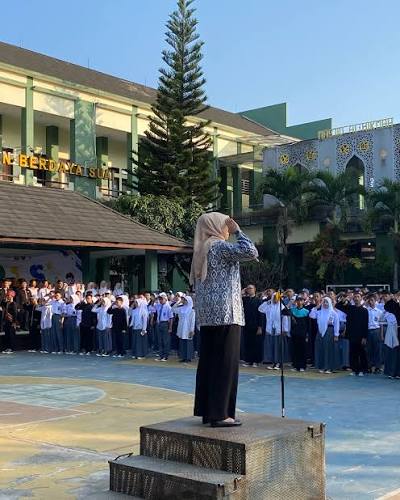 Pembina upacara menyampaikan amanat