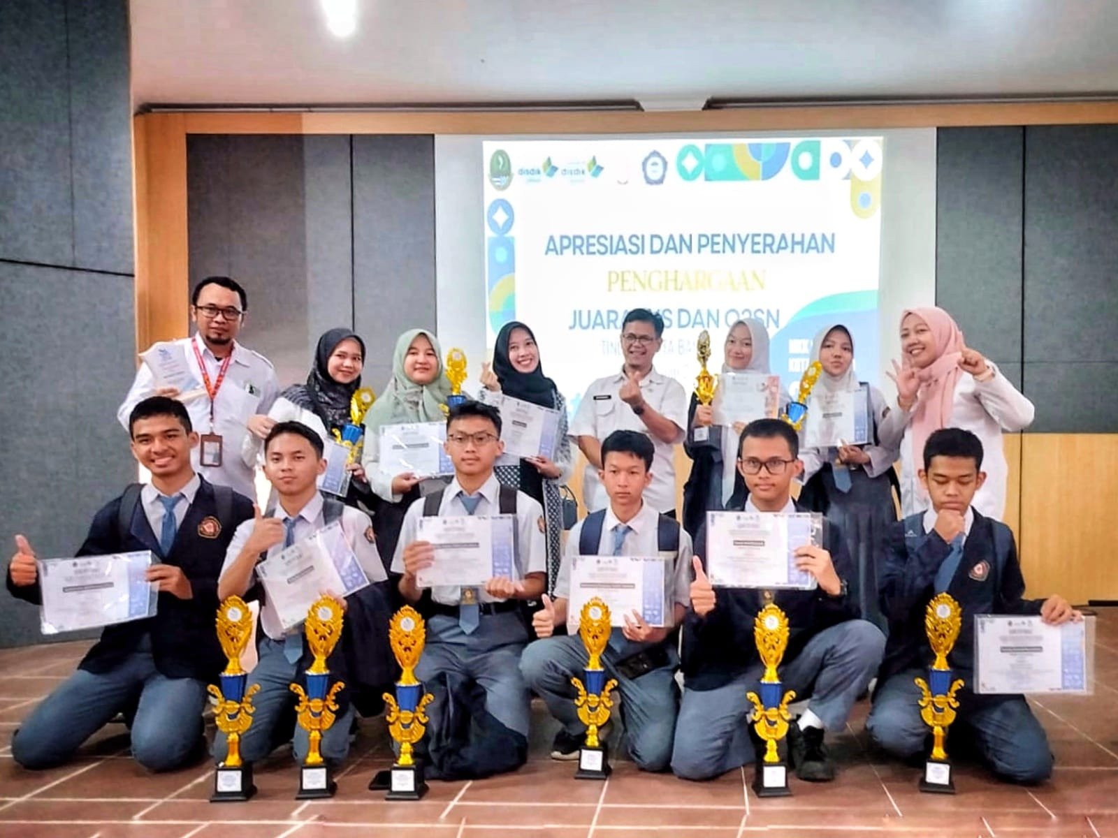 Siswa SMK Negeri 13 Bandung bersama kepala sekolah, kepala program keahlian, staf manajemen, dan guru pembimbing pada acara apresiasi juara LKS dan O2SN Tingkat Kota Bandung di SMK Negeri 1 Bandung