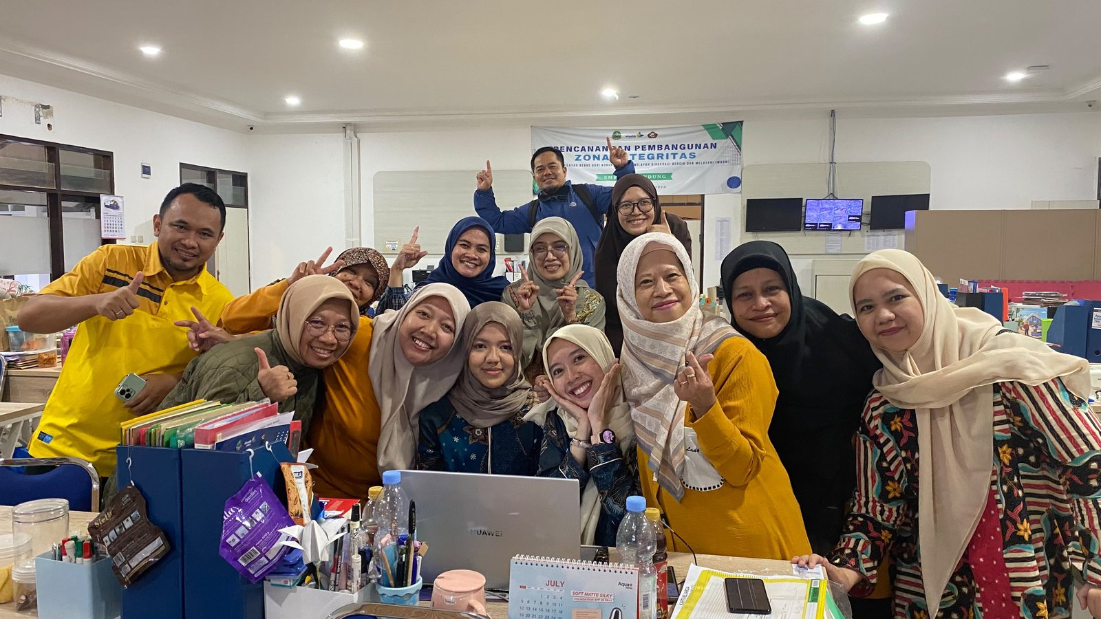 Kebersamaan guru dan tenaga kependidikan SMK Negeri 13 Bandung
