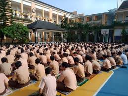 Kegiatan keagamaan bersama di lapangan sekolah