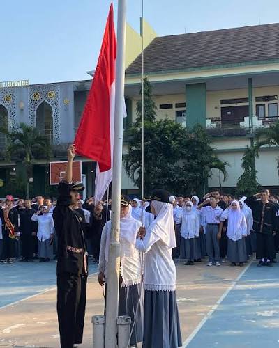 Pengibaran bendera Merah Putih pada upacara sekolah