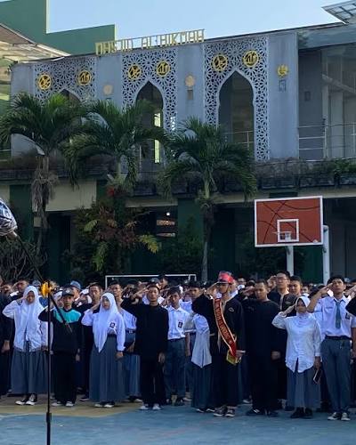Peserta upacara memberi hormat kepada bendera